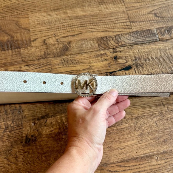New Michael Kors White Pebbled Leather Belt Rhinestone Gold Circle Logo Size L - Picture 2 of 6